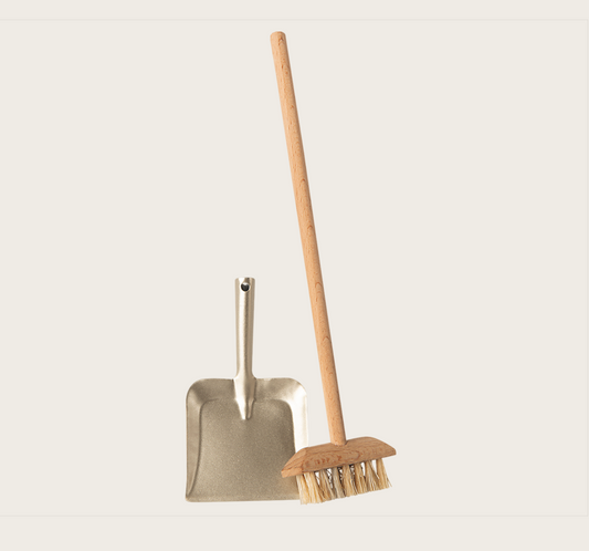 Maileg  Miniature broom set